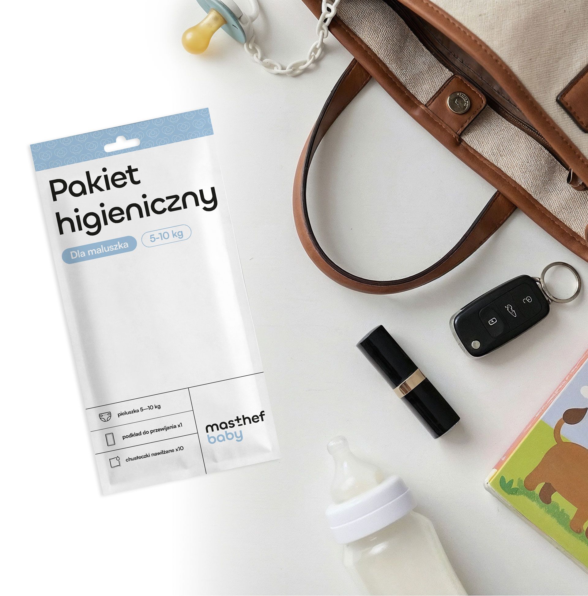 Pakiet higieniczny masthef baby obok torebki z kluczami, butelką i smoczkiem